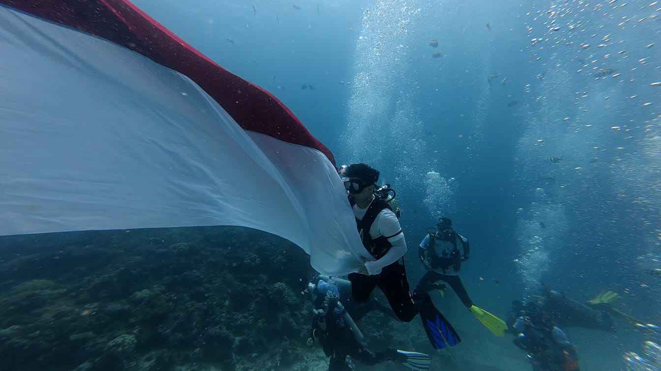TNI AL Kibarkan Sang Merah Putih Di Dasar Laut Morotai