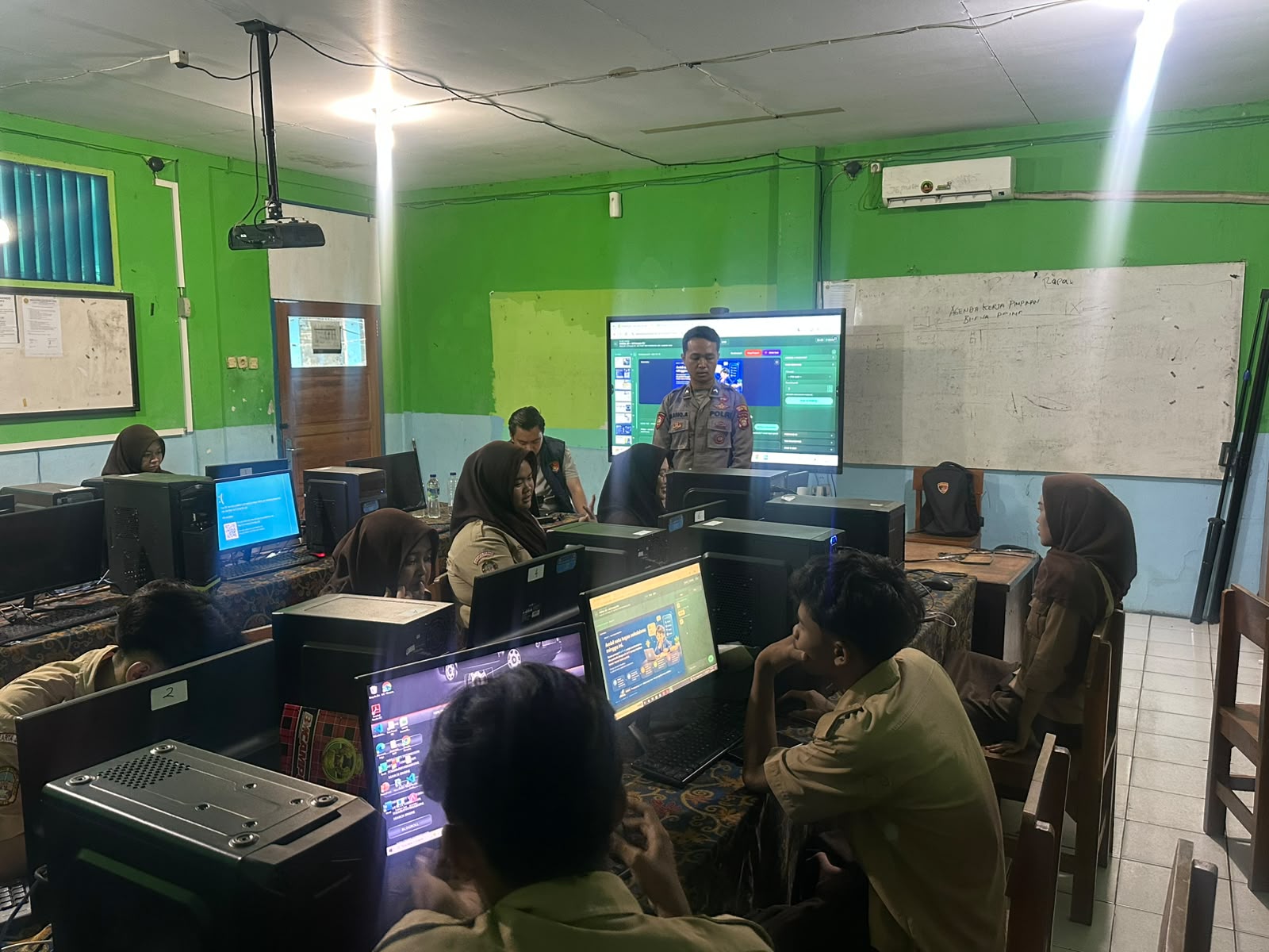 Polres Pelabuhan Tanjung Priok Edukasi 80 Siswa SMK Al Jihad tentang Pemanfaatan AI dan Bahaya Cybercrime
