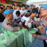 Jumat Peduli, Sipropam Polres Metro Jakarta Utara Bagikan 200 Nasi Kotak kepada Jemaah di Masjid Babah Alun