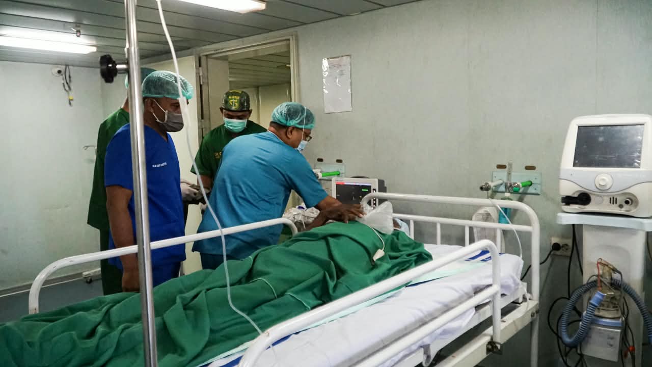 Kri dr. Soeharso-990 berhasil operasi patah tulang korban bencana alam NTT