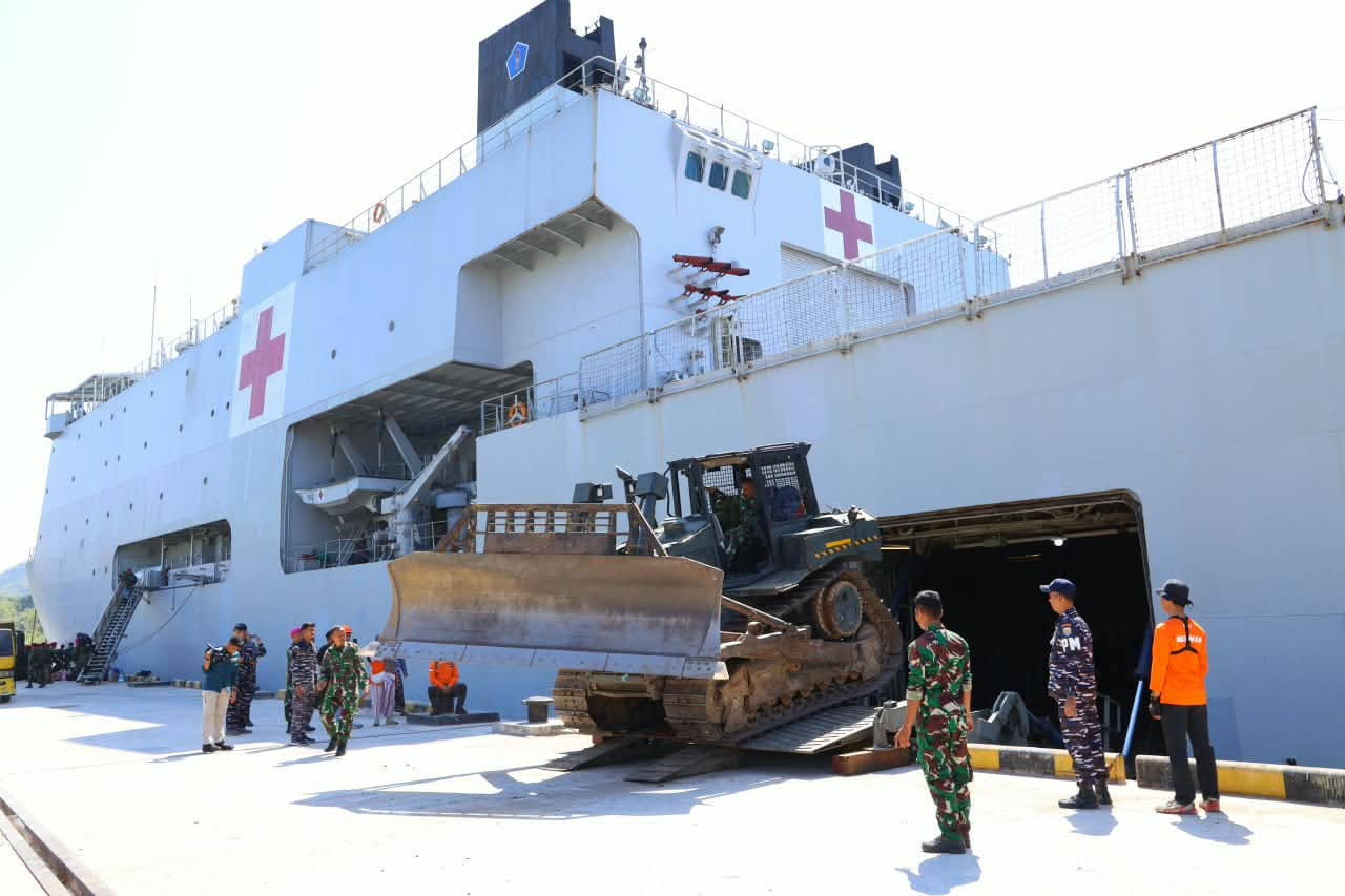 Hari Kesembilan Penanganan Gempa NTT, TNI Kerahkan 8.012 Personel dan Salurkan 803,824 Ton Bantuan