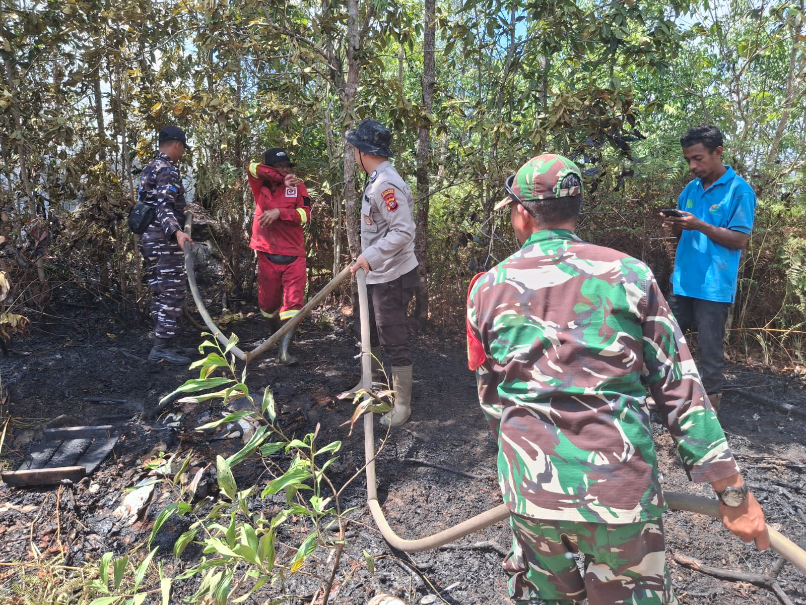 TNI AL bersama tim gabungan gerak cepat tangani karhutla di Ketapang
