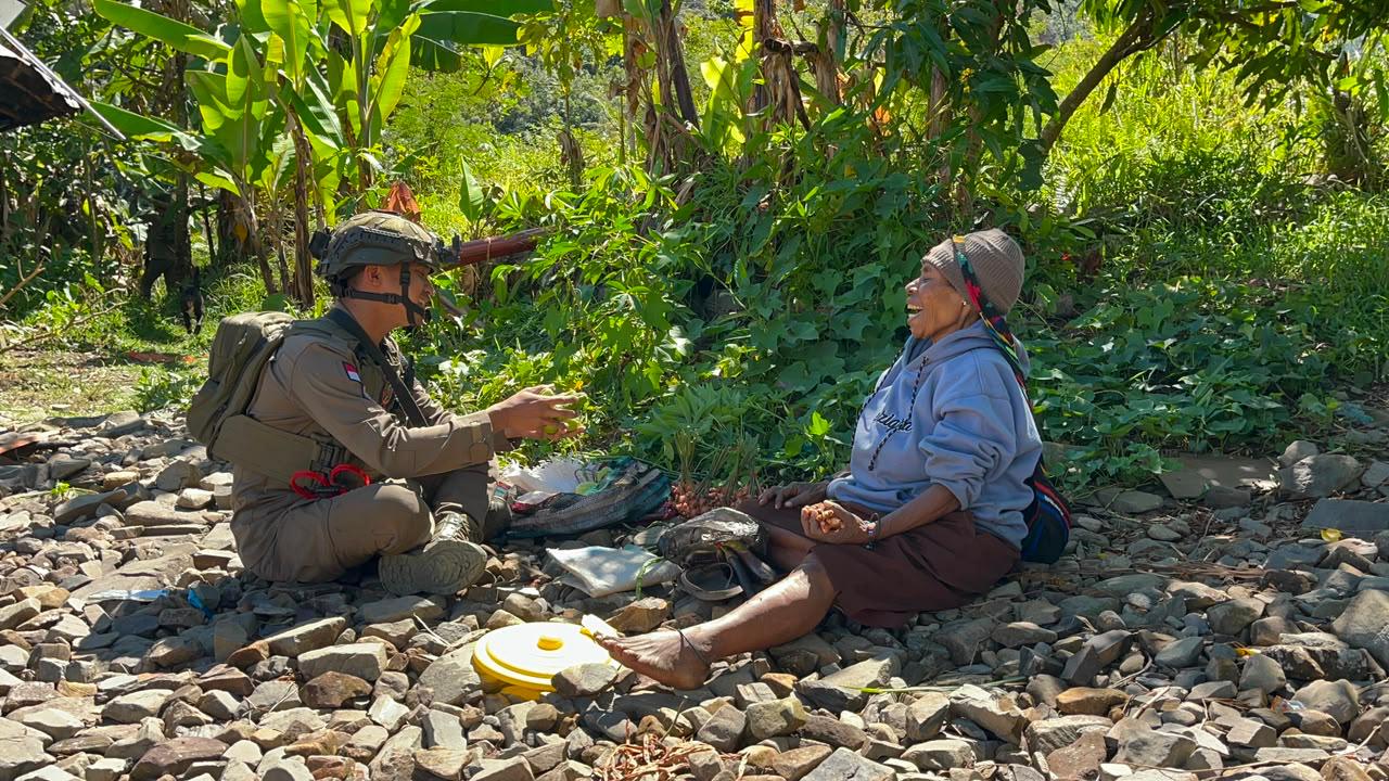 Satgas Kepolisian Operasi Damai Cartenz Perkuat Kehadiran Humanis di Distrik Muara Puncak Jaya
