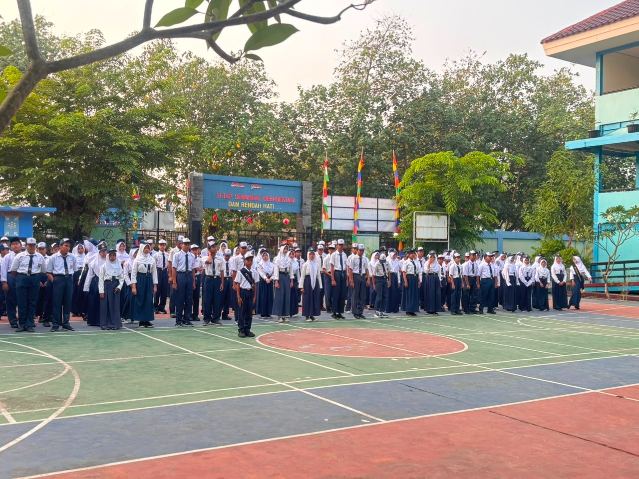 Jakarta On The Spot: Bhabinkamtibmas Pulau Untung Jawa Jadi Pembina Upacara di SMPN 285 Jakarta, Tanamkan Disiplin dan Nasionalisme