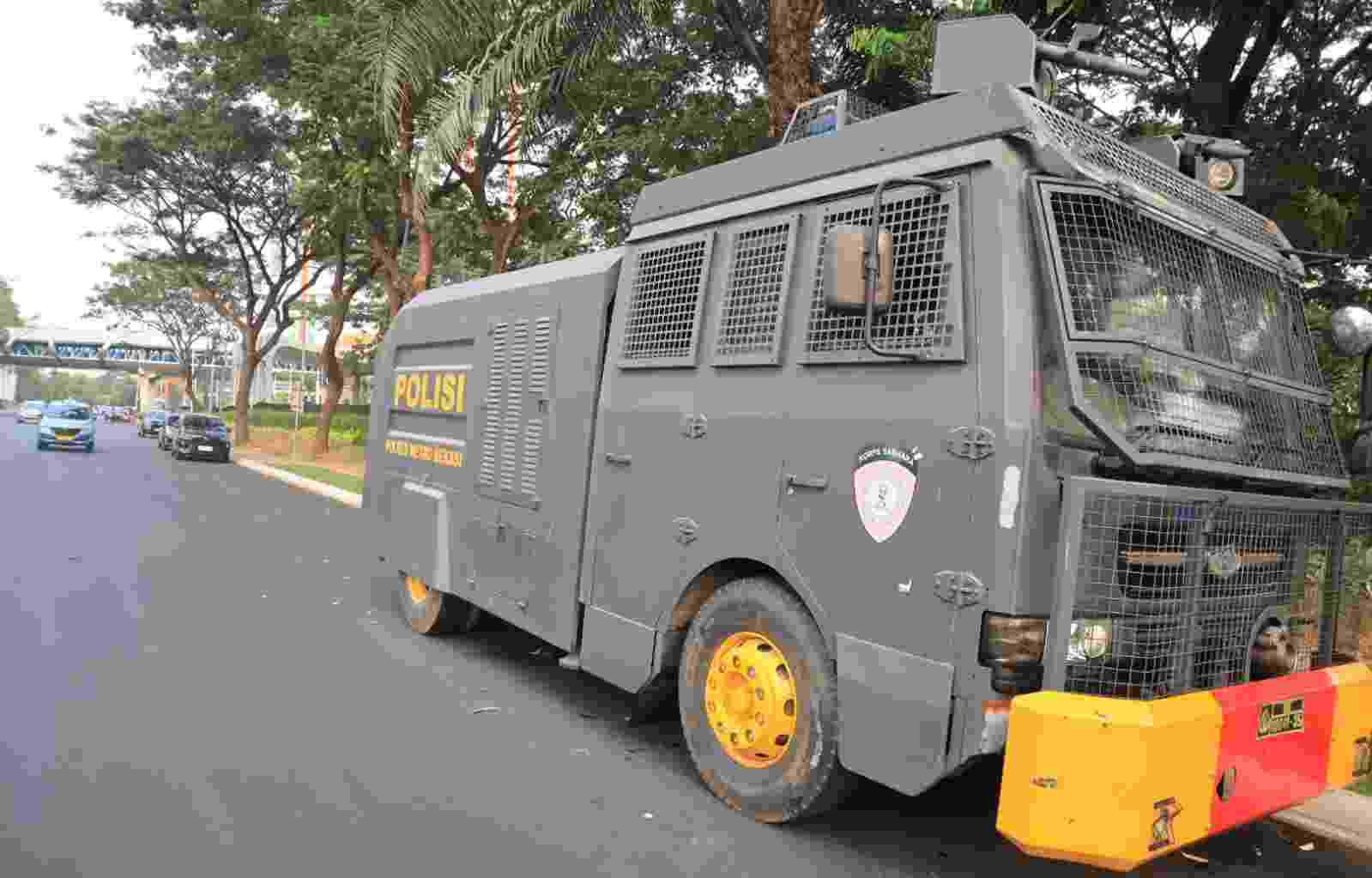 Penyemprotan pembersihan abu vulkanik menggunakan water cannon oleh Satuan Samapta Polres Metro Bekasi Kota di jalan protokol Kota Bekasi