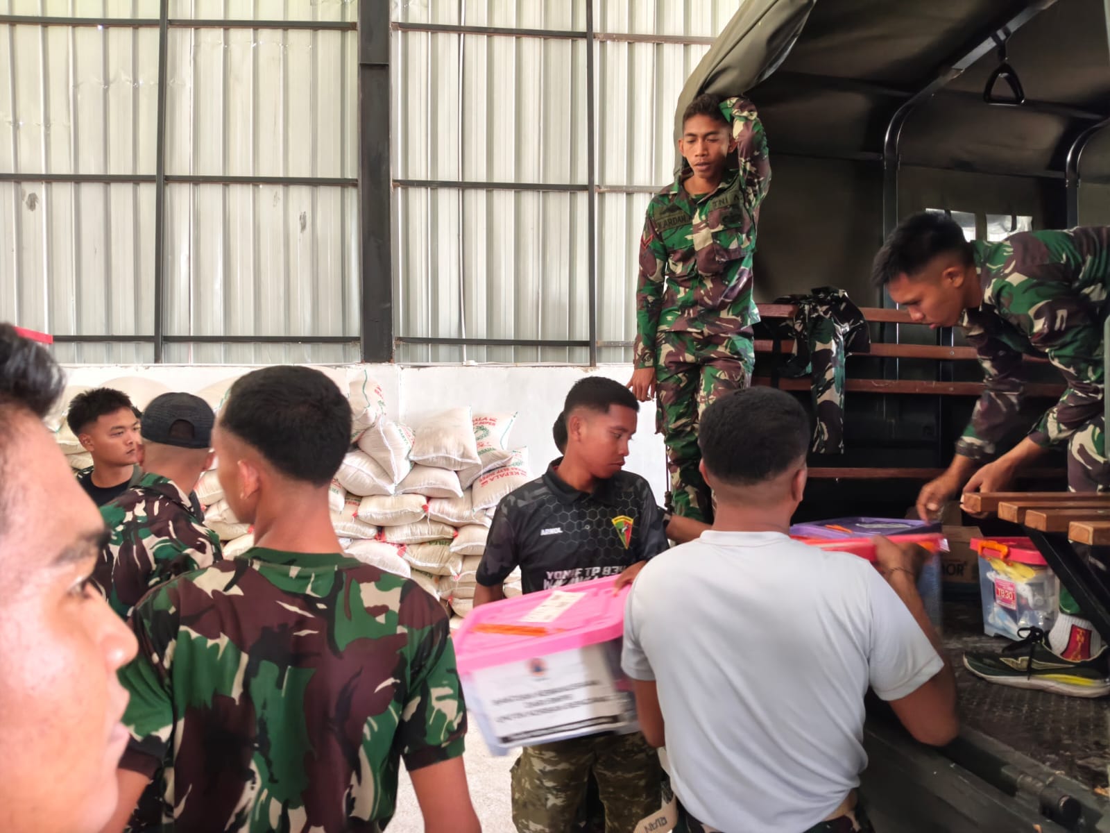 Hari Ketujuh Belas Penanganan Gempa NTT, TNI Salurkan 1.032,921 Ton Bantuan