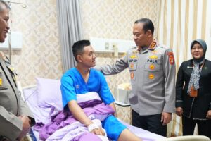 Kapolda Metro Jaya Hadir Berikan Semangat kepada Personel dan Pengemudi Ojol yang Dirawat