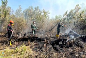 Dikepung Asap dan Bara, Satgas Darat Lanud Sjamsudin Noor Tak Beri Celah Karhutla Meluas Dekati Permukiman Warga
