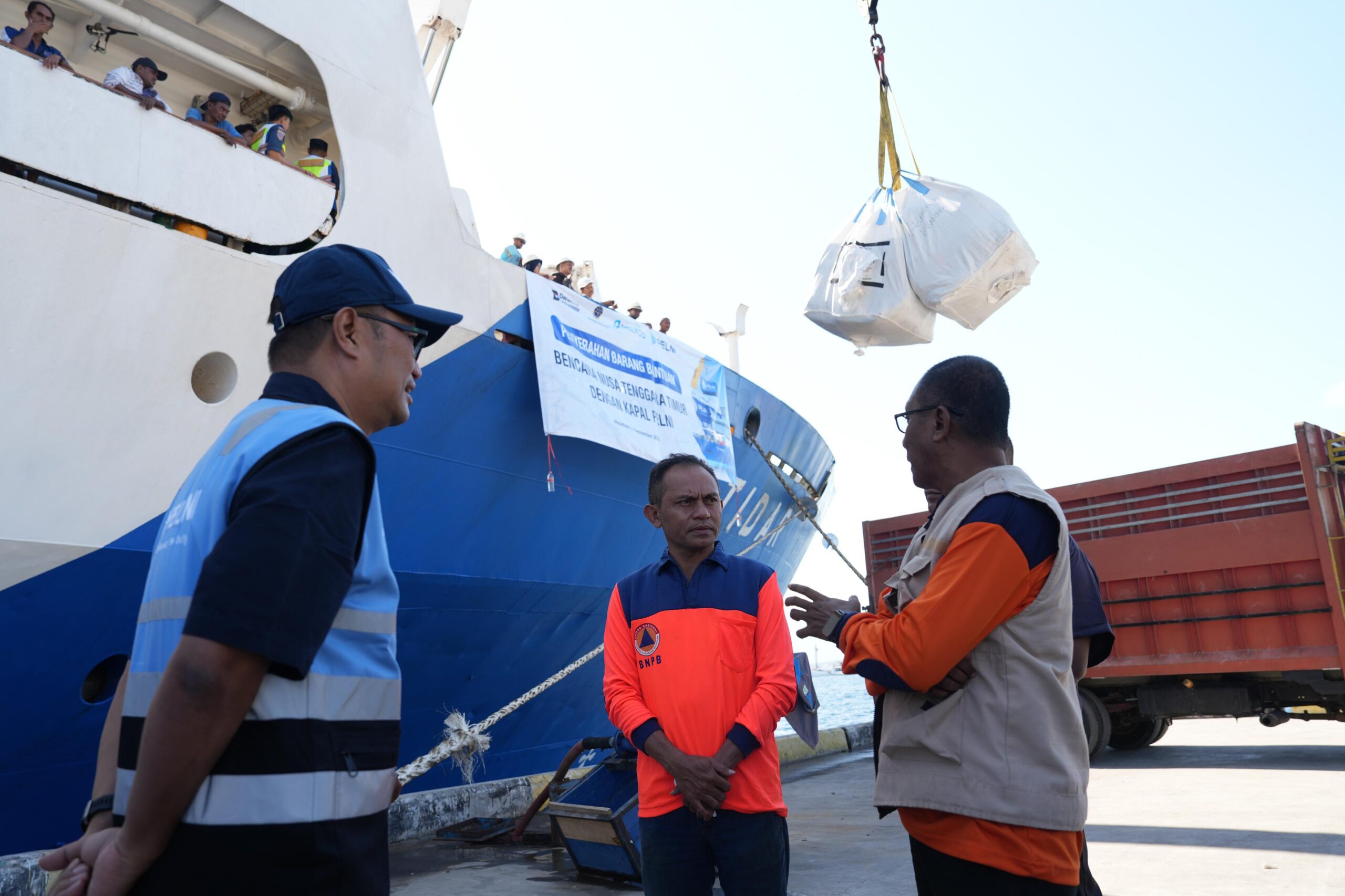 Gelombang Kedua, KM Tidar Turunkan Barang Bantuan di Pelabuhan Lorens Say Maumere