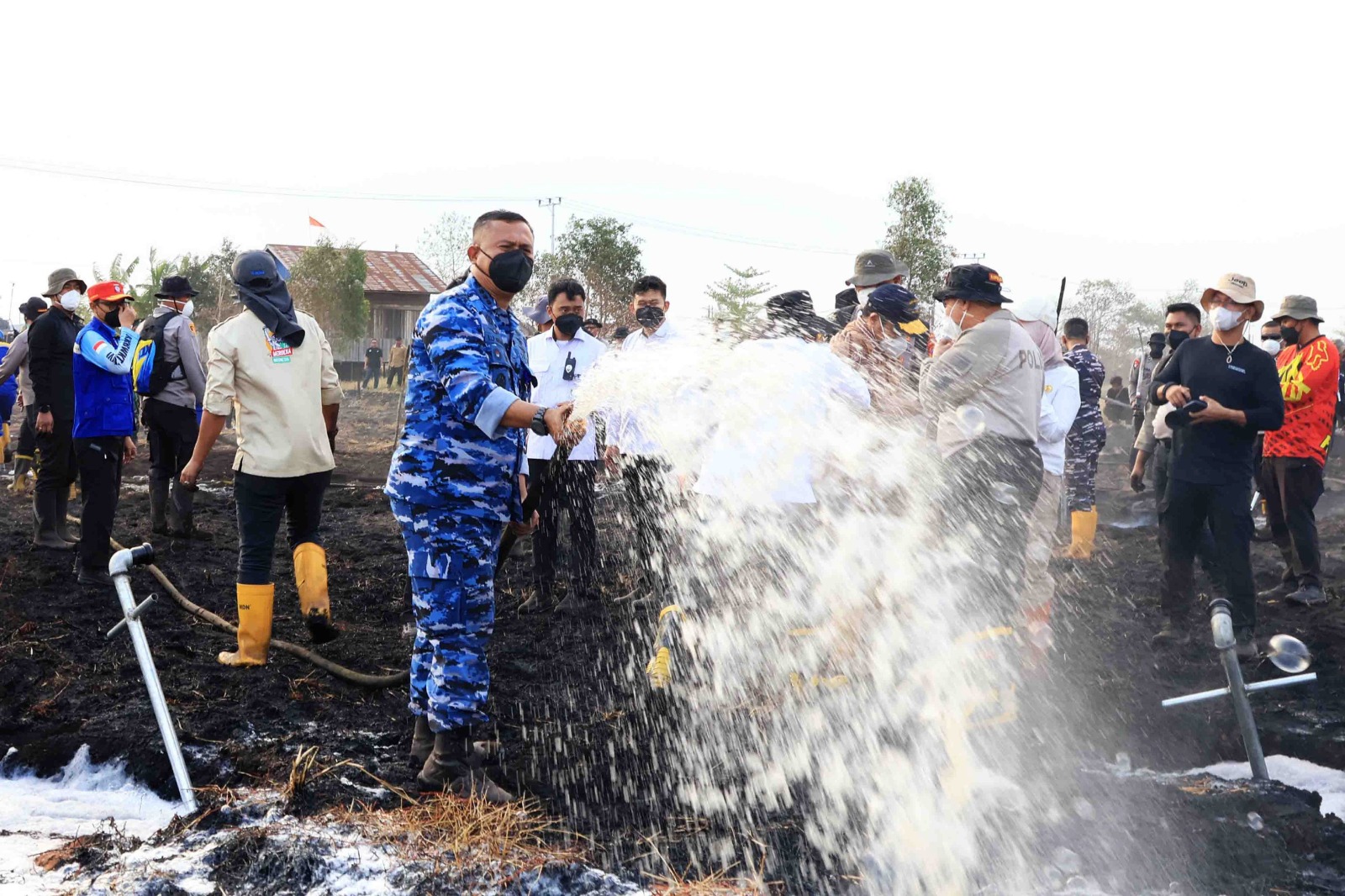 Gunakan Cairan Khusus, Metode Undercooling Dikerahkan; Gubernur, Danlanud, dan Forkopimda Kalsel Bersinergi di Titik Api Atasi Karhutla