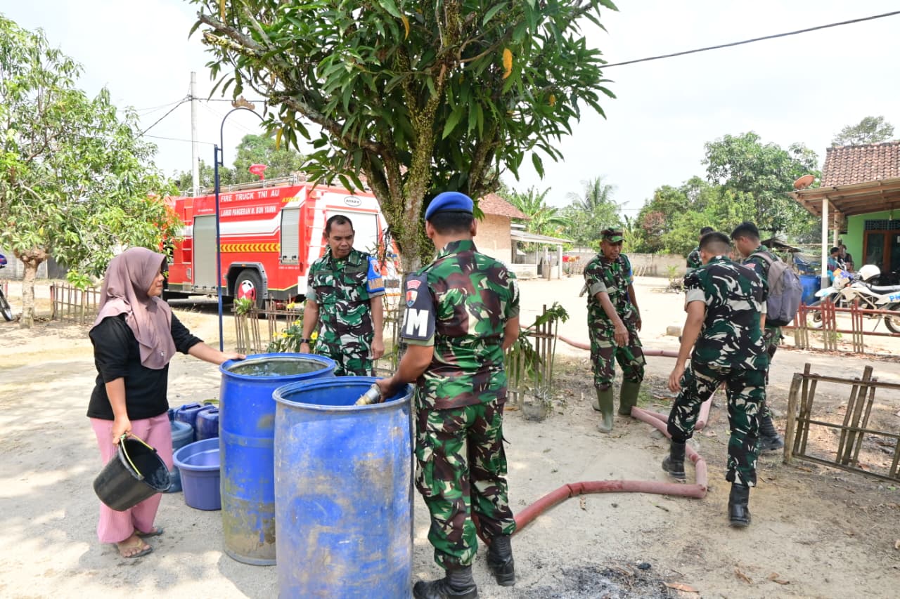 TNI AU Salurkan Bantuan Air Bersih untuk Masyarakat Terdampak Kekeringan