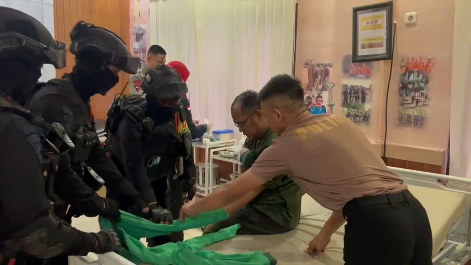 Brimob Polda Metro Jaya Patroli Cipta Kondisi, Bantu Pengemudi Ojol Kecelakaan di Kebun Sirih