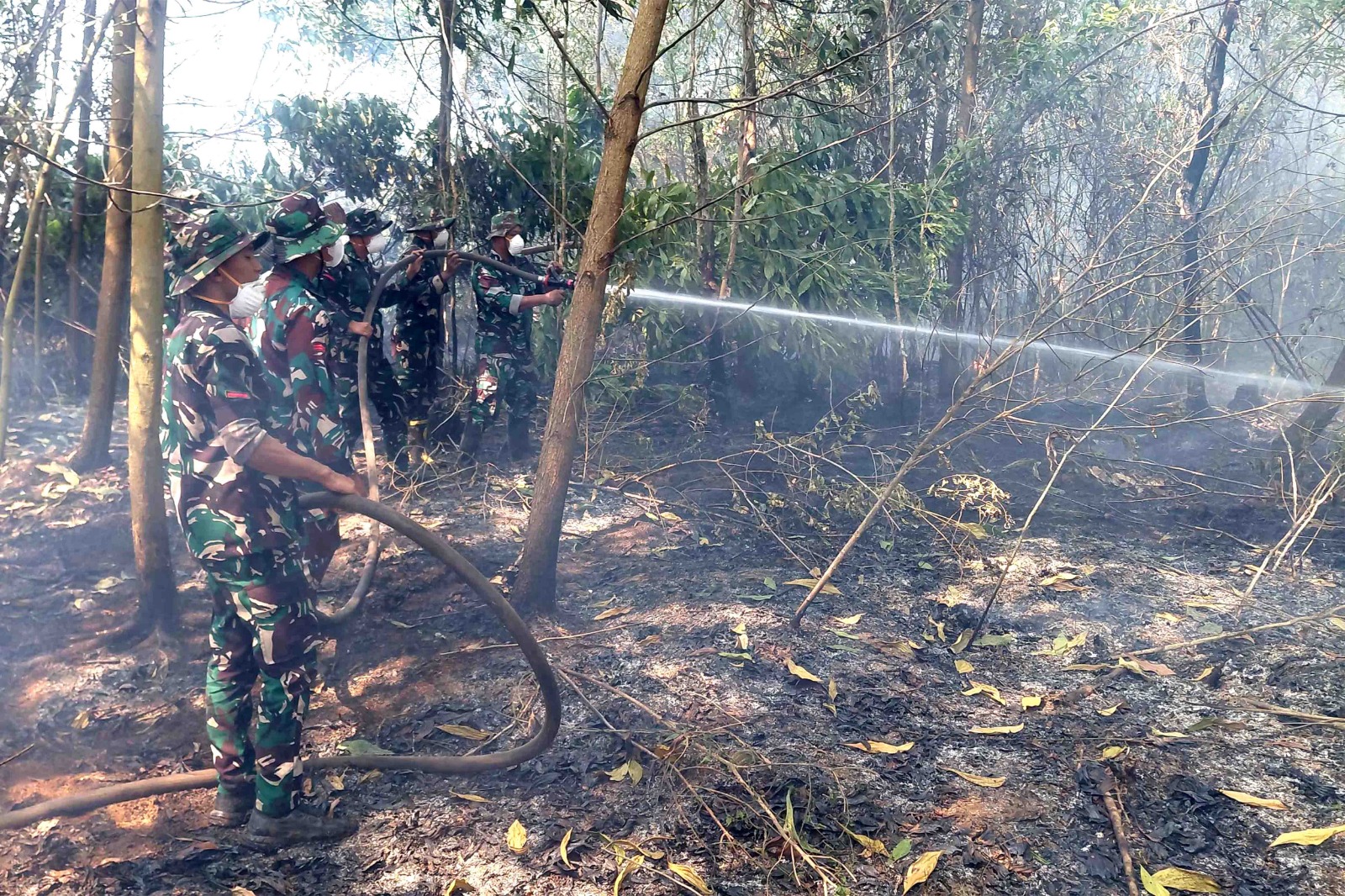 Gambut Jadi Medan Tempur, Satgas Darat Lanud Sjamsudin Noor Pantang Pulang Sebelum Bara Terkendali