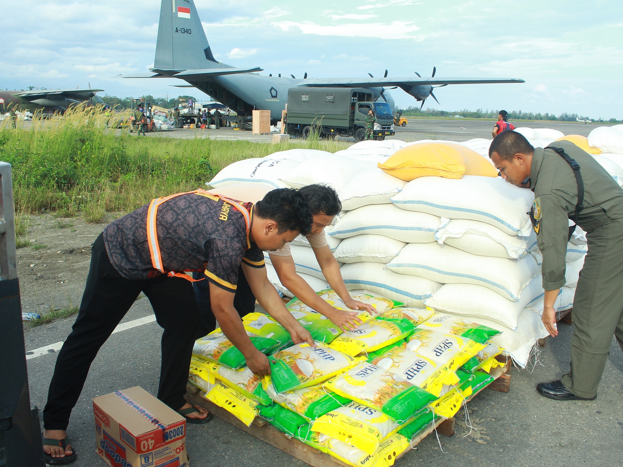 Jalur Distribusi Terkendala, TNI AU Angkut 12,5 Ton Beras ke Yahukimo Papua Pegunungan
