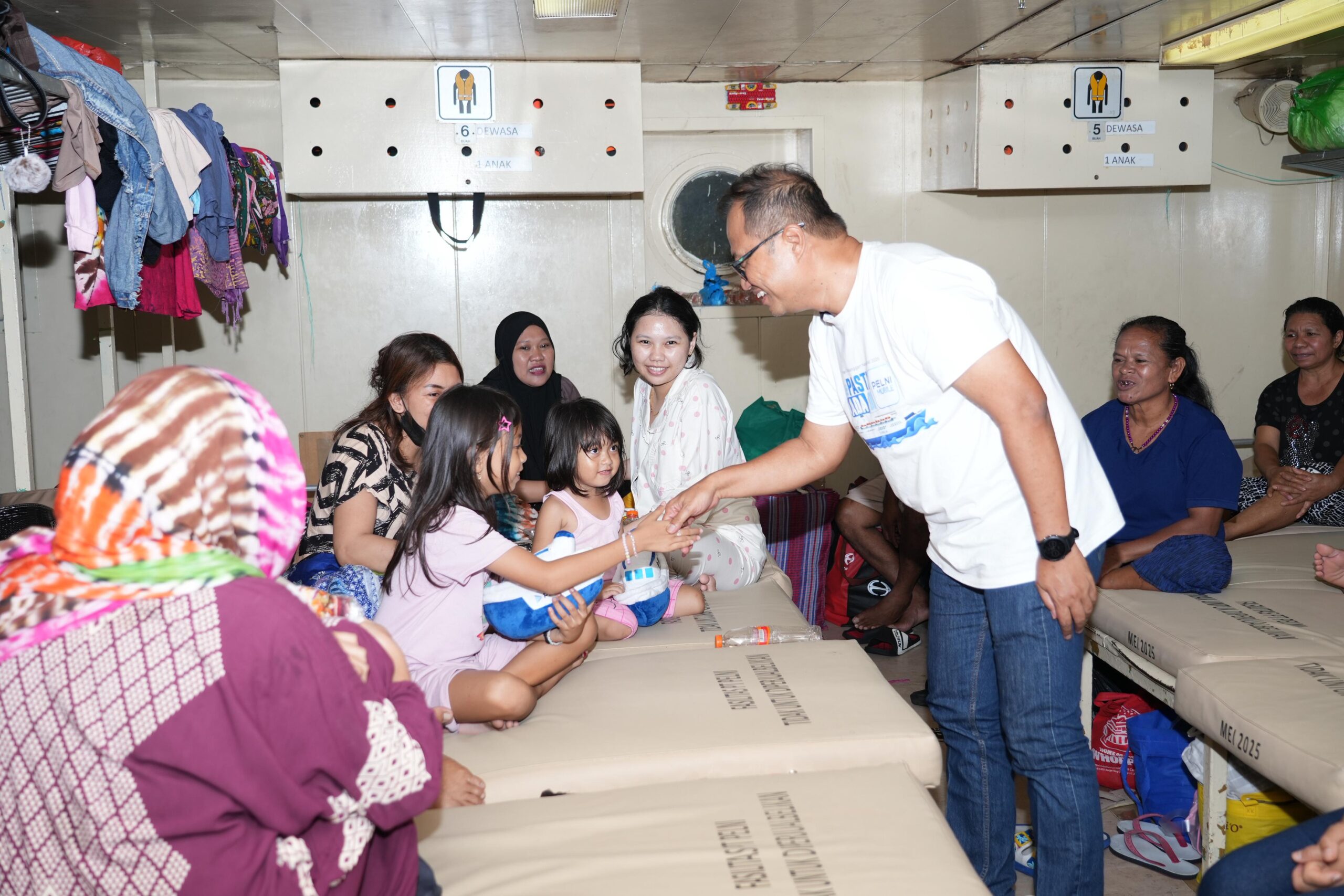 Direksi PELNI Rayakan Harpelnas bersama Penumpang di Pelayaran Baubau ke Maumere