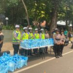 Jumat Peduli, Polda Metro Jaya Berbagi Sembako kepada Pengemudi Ojol
