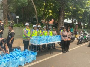 Jumat Peduli, Polda Metro Jaya Berbagi Sembako kepada Pengemudi Ojol