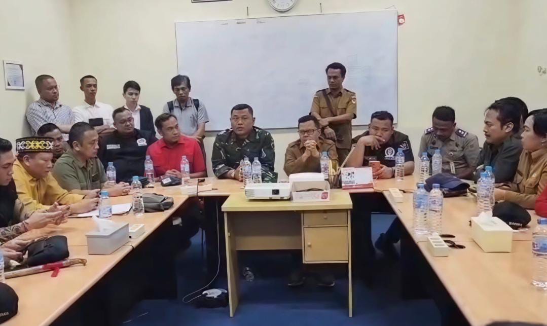 TNI Perkuat Penanganan Karhutla di Melawi, Salurkan Peralatan Pemadam kepada Masyarakat