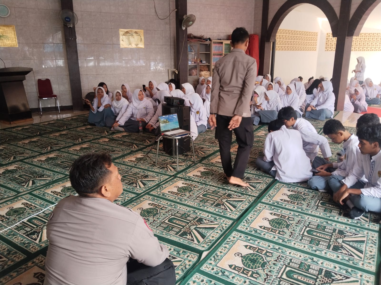 Jaga Pelajar, Polsek Pondok Gede Edukasi Siswa SMKS Hutama Bijak Gunakan AI