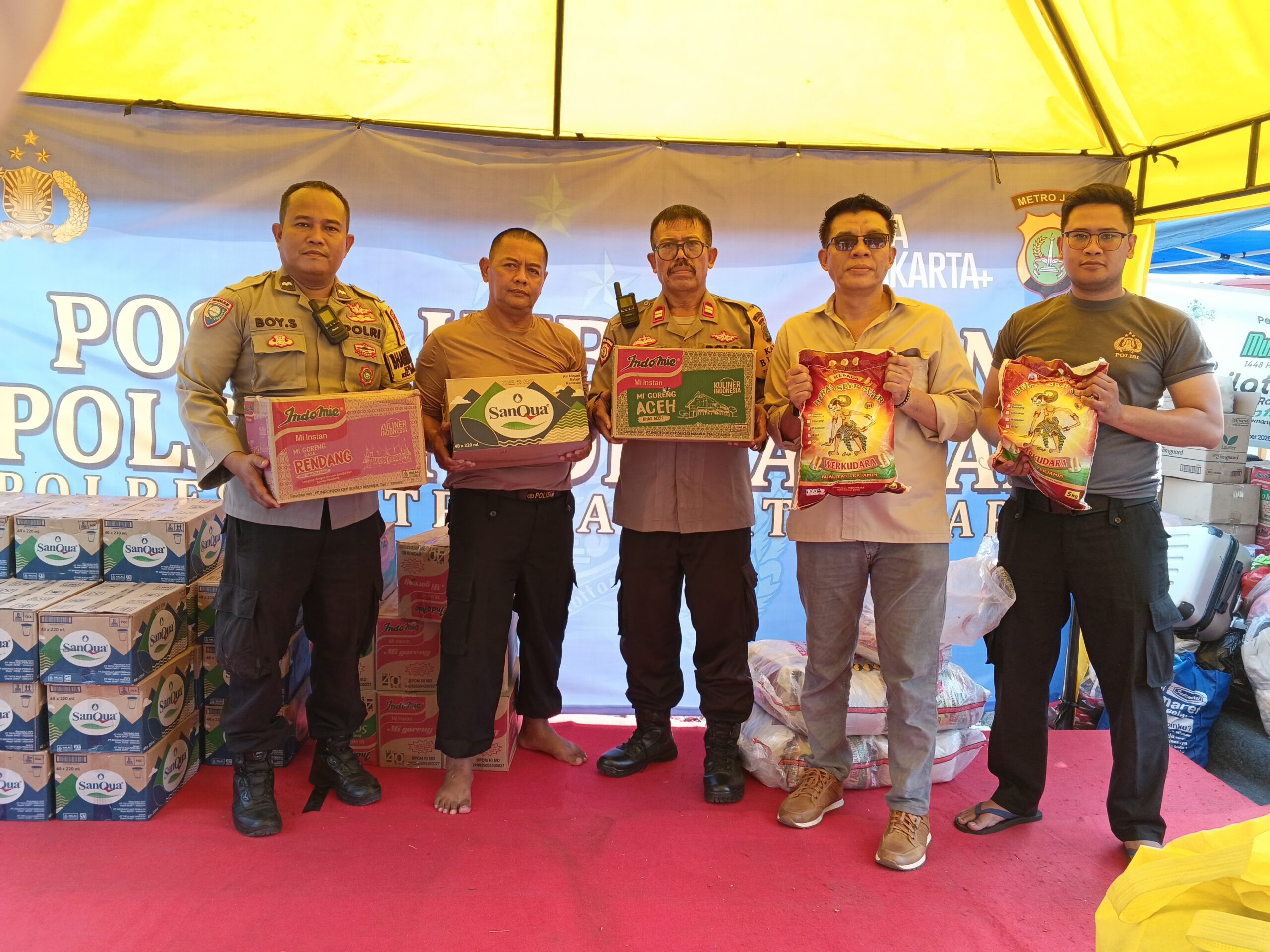 Kapolsek Pademangan Datangi Pengungsian Korban Kebakaran Ancol, Bantuan Logistik Disalurkan