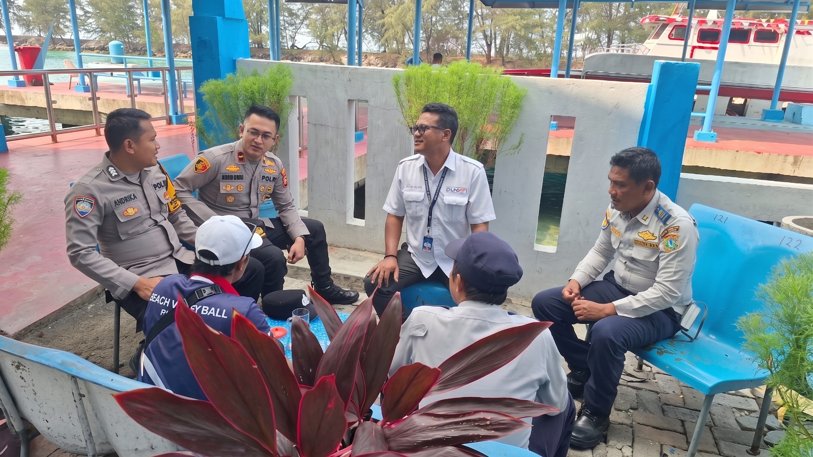 Jaga Jakarta di Pulau Tidung, Bhabinkamtibmas Sosialisasikan Layanan Polisi 110 Gratis 24 Jam