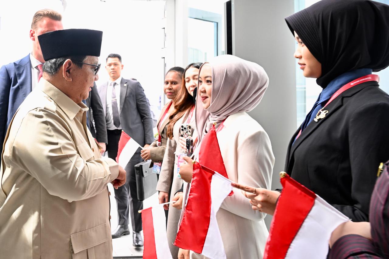 Sapaan Hangat Mahasiswa Indonesia Sambut Kedatangan Presiden Prabowo di Vladivostok