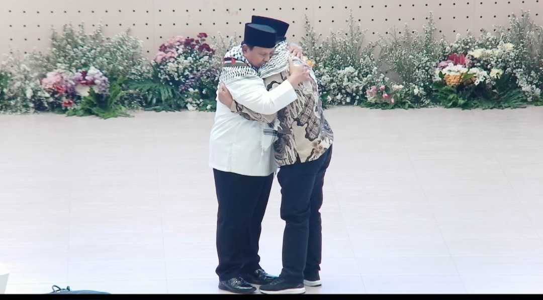 Peluk Dubes Palestina, Prabowo Tak Kuasa Tahan Air Mata di Hadapan Ribuan Santri Gontor