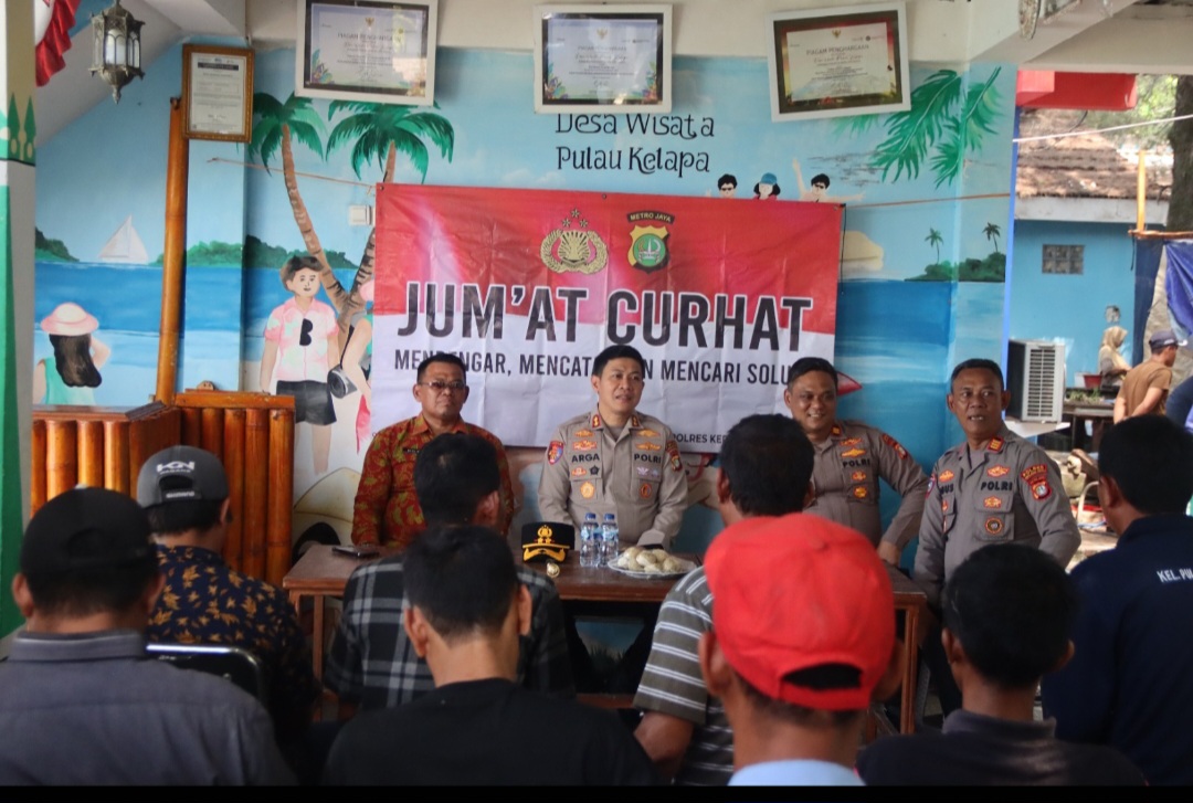 Jumat Curhat di Pulau Kelapa, Polisi Sosialisasikan Layanan 110 dan Ingatkan Warga Waspada Cuaca Laut