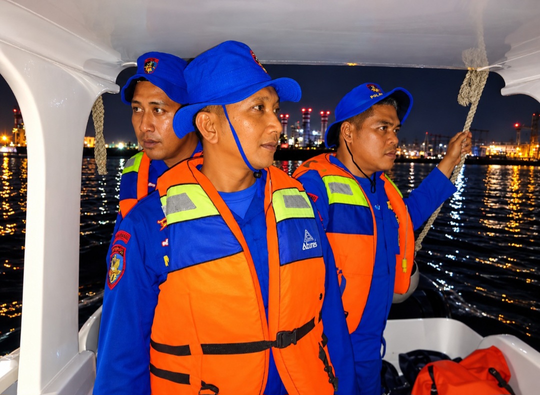 Layanan Polisi 110, Patroli Laut Malam Satpolairud Polres Kepulauan Seribu Sambangi Penjaga Pulau