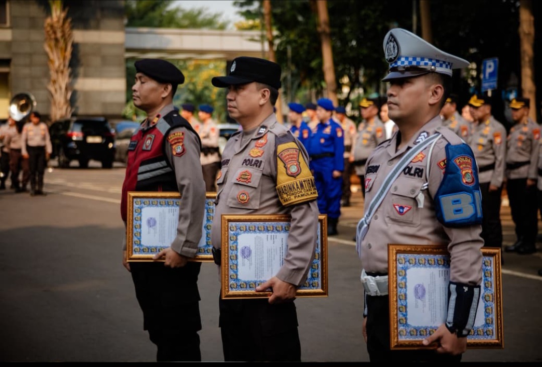 Kapolda Metro Jaya Berikan Penghargaan kepada Tiga Anggota yang Berdedikasi Bantu Masyarakat