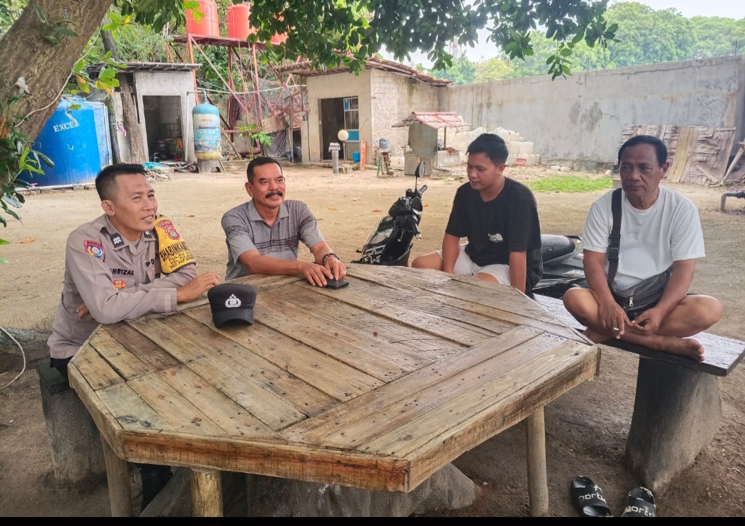 Jaga Jakarta di Pulau Kelapa, Bhabinkamtibmas Sosialisasikan Layanan Polisi 110 dan Imbau Warga Jaga Kamtibmas