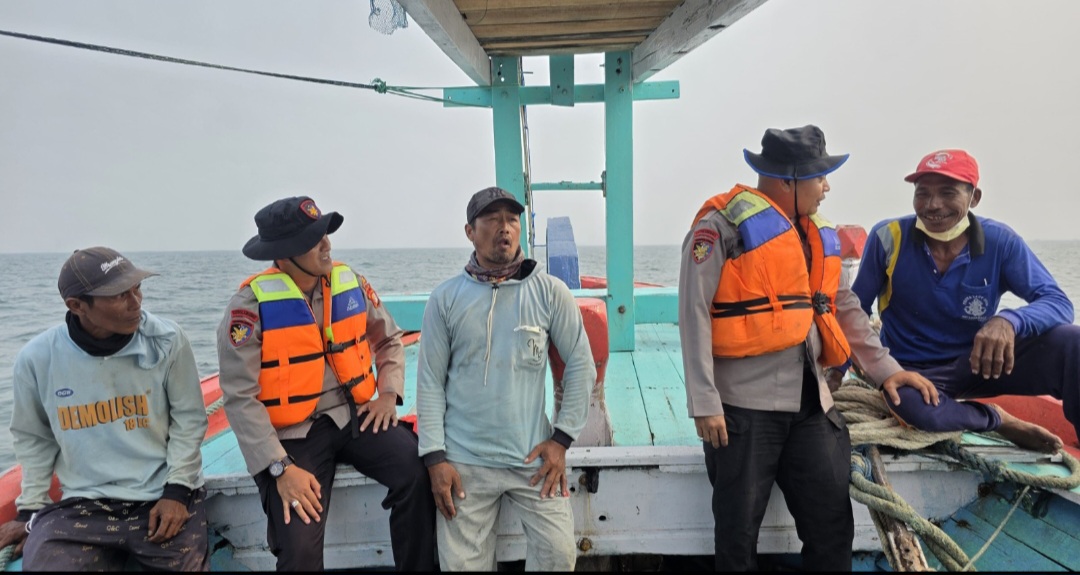 Layanan Polisi 110, Satpolairud Polres Kepulauan Seribu Patroli Laut Sambangi Nelayan dan Imbau Waspada Cuaca Buruk
