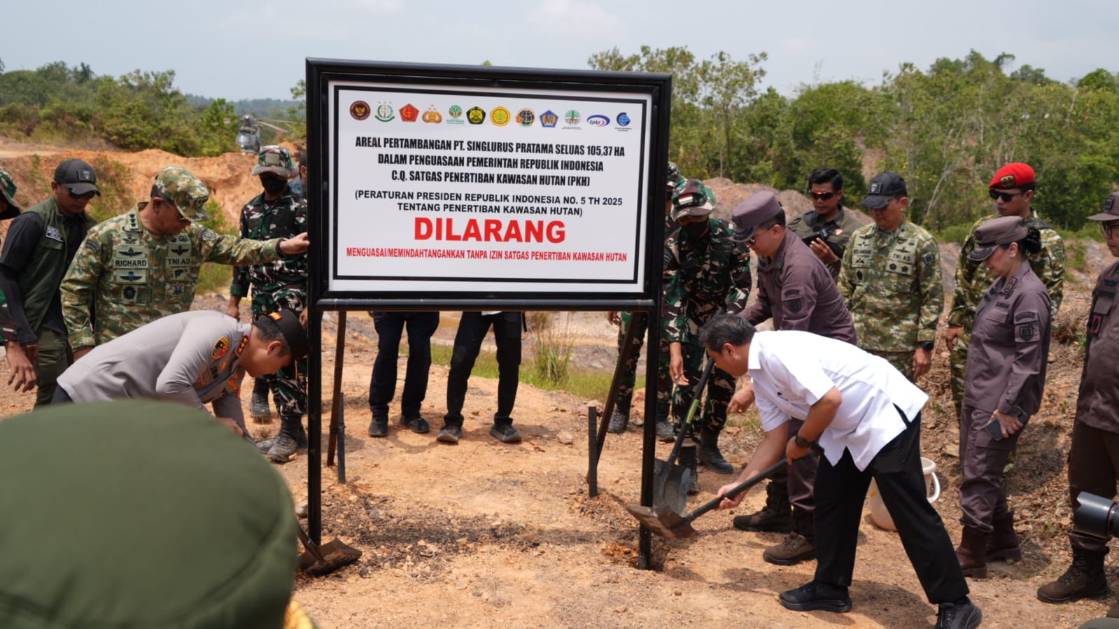 Tegaskan Kedaulatan Hukum di Wilayah Penyangga IKN,  Satgas PKHTertibkan dan Kuasai Kembali  Kawasan Hutan Ilegal PT Singlurus Pratama‎Sikat Tambang Illegal Penyangga IKN