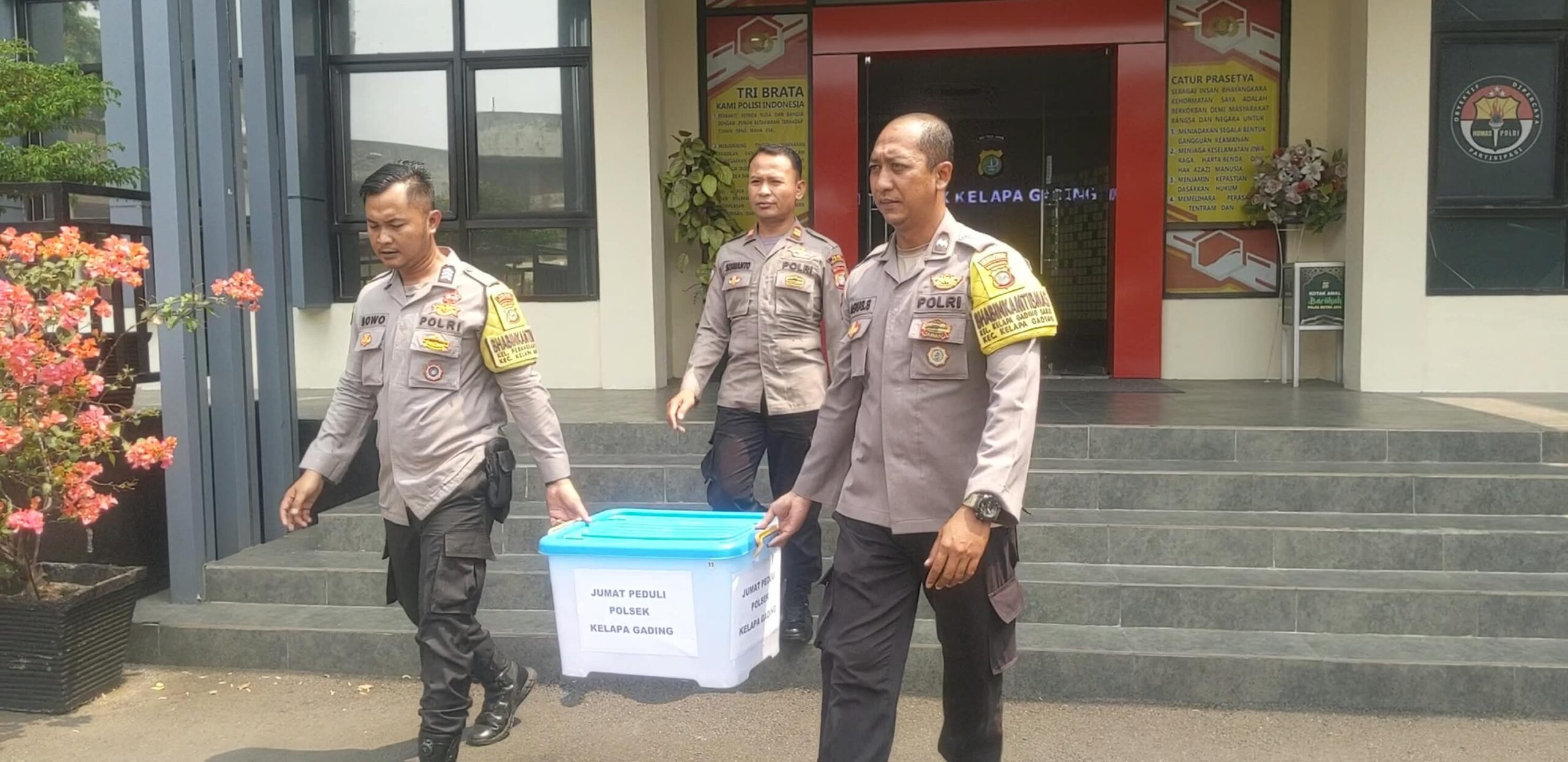 Jumat Peduli, Polsek Kelapa Gading Bagikan 50 Nasi Kotak kepada Ojol dan Warga