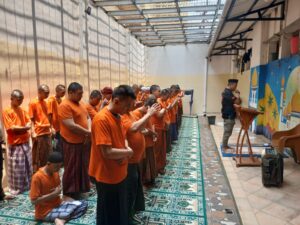 35 Tahanan Rutan Sat Tahti Polres Metro Jakut Khusyuk Ikuti Sholat Jumat