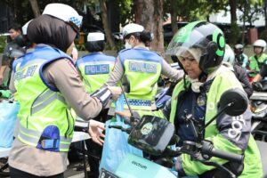 Polda Metro Jaya Sapa Komunitas Ojol Lewat Jumat Berkah