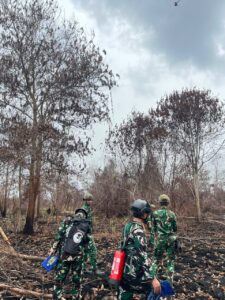 Lanud Supadio Dukung Operasi Tim Alfa Padamkan Sisa Karhutla di Kalimantan Barat