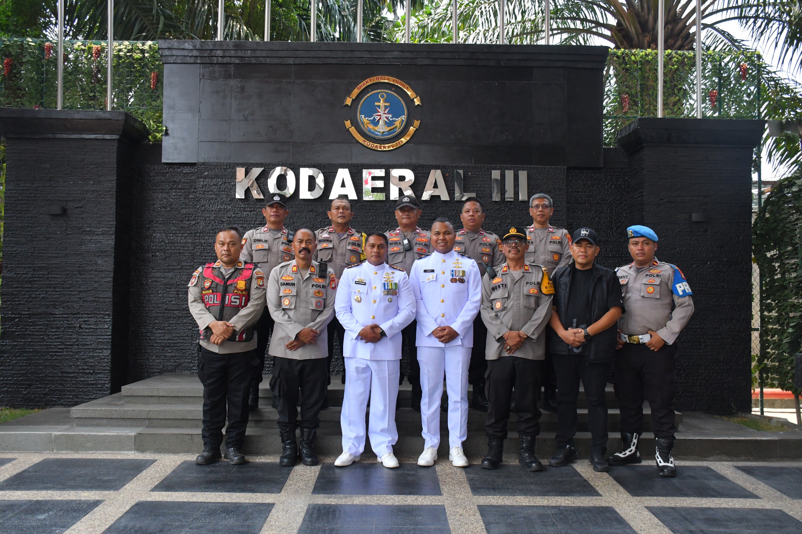 Sinergitas tanpa batas, sambut HUT ke-81 TNI, Kodaeral III terima kejutan kue ulang tahun dari kepolisian