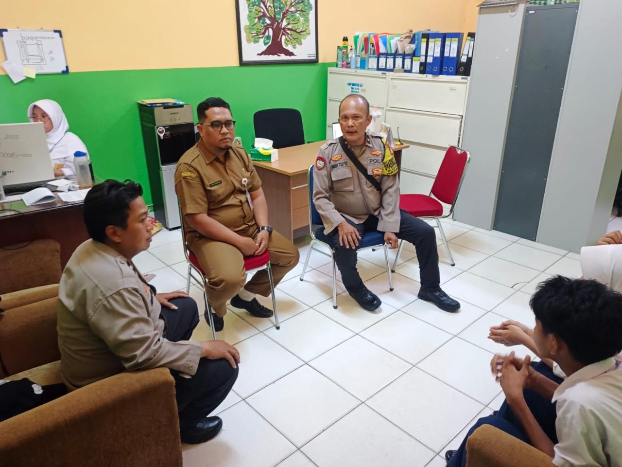 Polisi Pendamping Kelas Pantau Kehadiran Siswa SMPN 261 Muara Angke, Pastikan Kegiatan Belajar Berjalan Aman