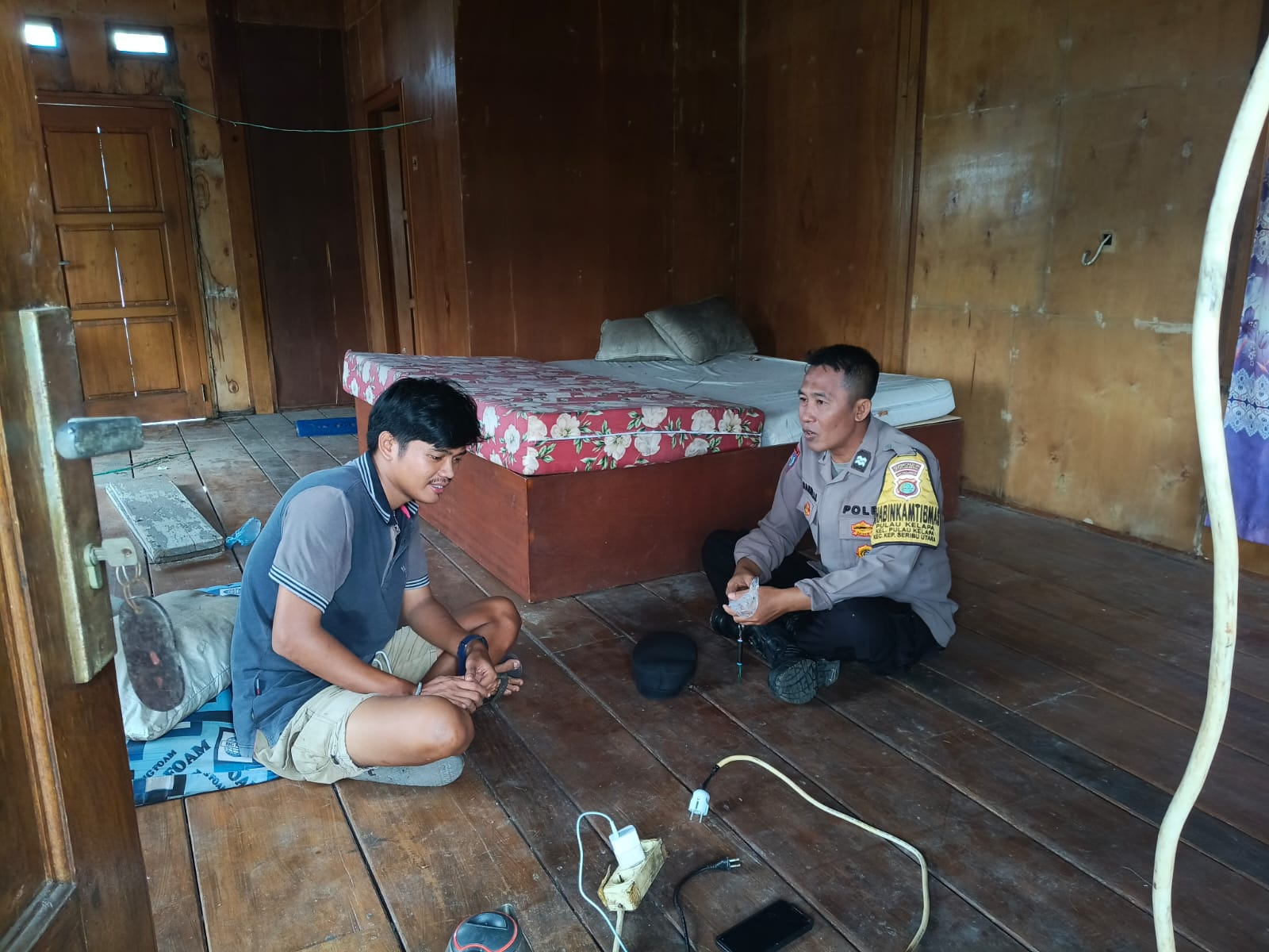 Bhabinkamtibmas Pulau Kelapa Sosialisasikan Layanan Polisi 110 kepada Warga