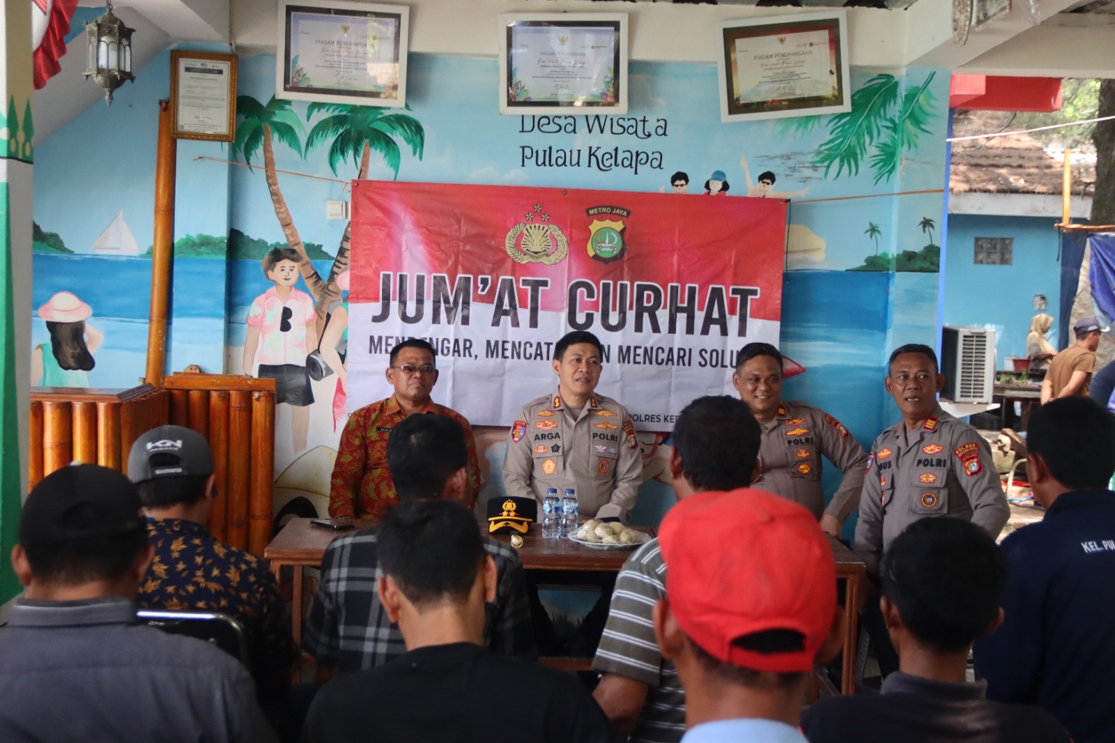 Jumat Curhat di Pulau Pari, Polisi Sosialisasikan Layanan 110 dan Ingatkan Warga Utamakan Keselamatan Melaut