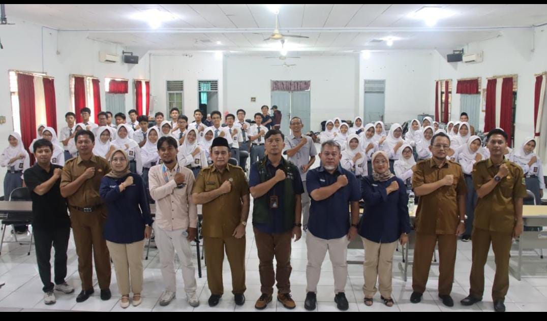Dukung Pengembangan Generasi Muda, Pelindo Regional 2 Banten Salurkan Bantuan Penunjang Jurnalistik di SMAN 1 Cilegon