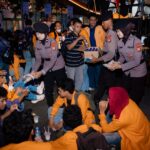 Polisi Bagikan Minuman dan Makanan Ringan kepada Mahasiswa Peserta Aksi di Medan Merdeka Selatan