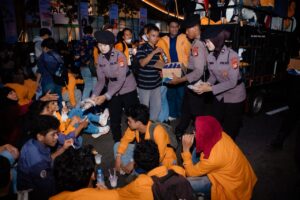 Polisi Bagikan Minuman dan Makanan Ringan kepada Mahasiswa Peserta Aksi di Medan Merdeka Selatan