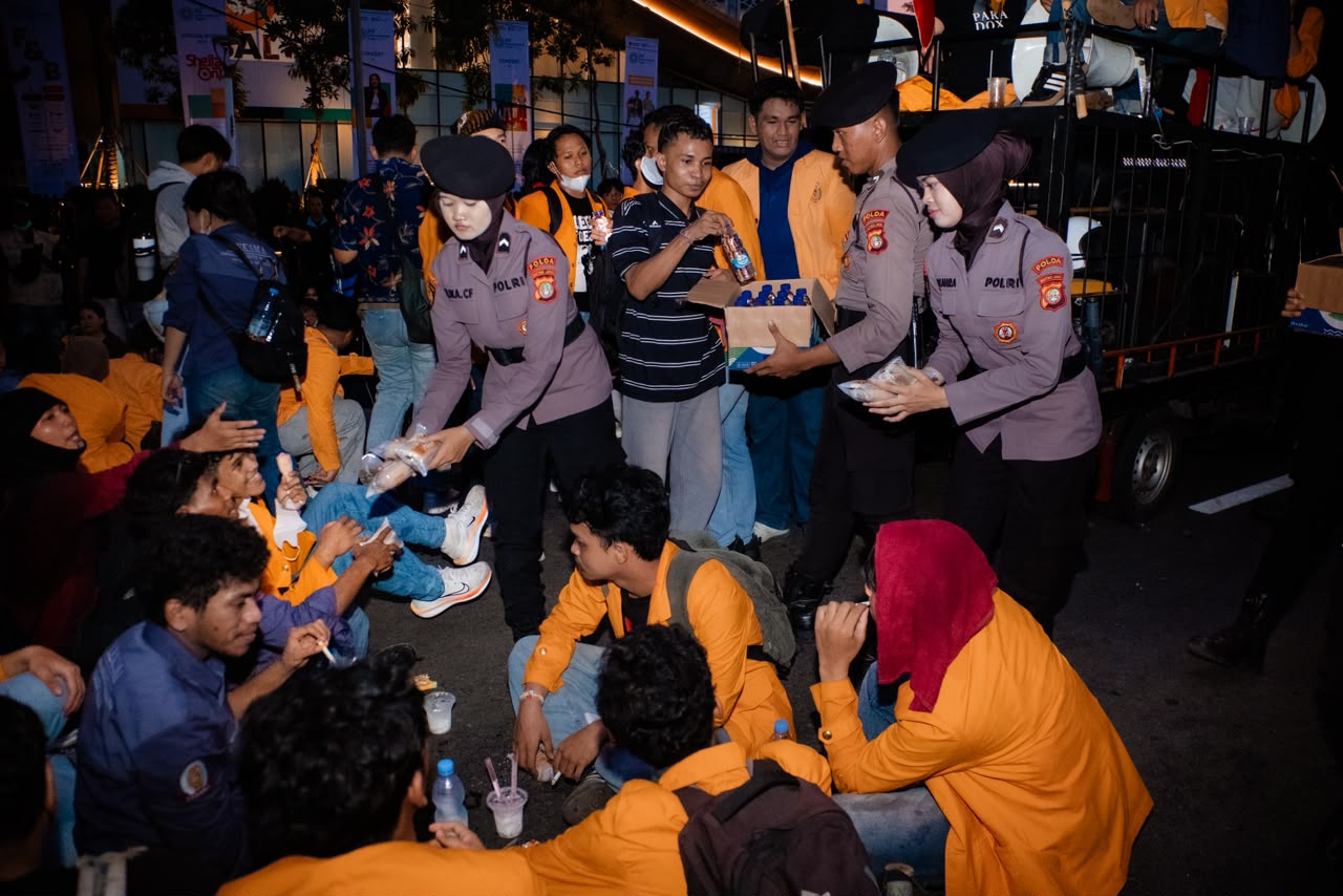 Polisi Bagikan Minuman dan Makanan Ringan kepada Mahasiswa Peserta Aksi di Medan Merdeka Selatan
