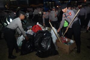 TNI – Polri, Pemprov DKI Bersihkan Sampah Usai Aksi