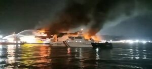 Pangkalan PLP Tanjung Priok Kerahkan Tiga Kapal Patroli, Tim SAR, dan Tim Marine Pollution untuk Menangani Kebakaran KMP Batu Mandi di Selat Sunda