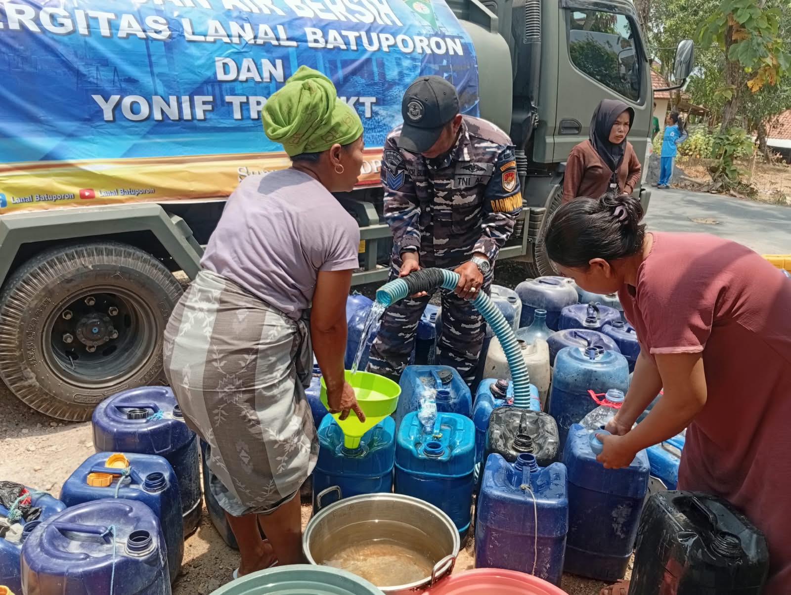 Lanal Batuporon kembali salurkan bantuan air bersih di Bangkalan