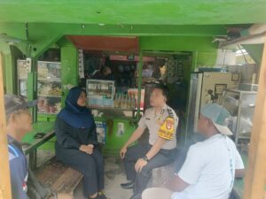 Bhabinkamtibmas Pulau Pari Sosialisasikan Layanan Polisi 110, Ajak Warga Bersama Jaga Kamtibmas