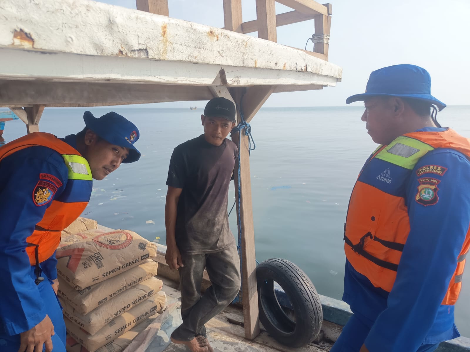 Layanan Polisi 110, Satpolairud Polres Kepulauan Seribu Sambangi Nelayan dan Ingatkan Keselamatan Melaut